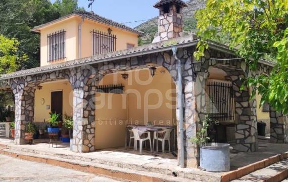 Live in a unique natural environment in this country house for sale in Muro de Alcoy