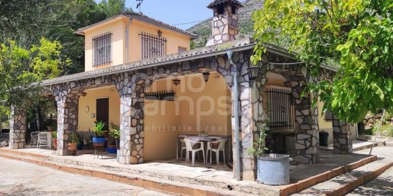 Live in a unique natural environment in this country house for sale in Muro de Alcoy