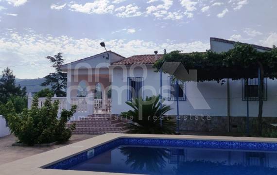 Enjoy a relaxed lifestyle in this country house for sale in Albaida