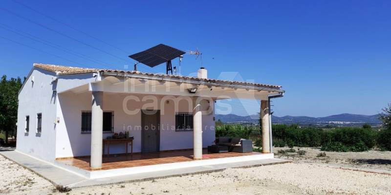 ¿Buscas un hogar ecológico en plena naturaleza? Esta casa de campo en venta en Montaverner te está esperando