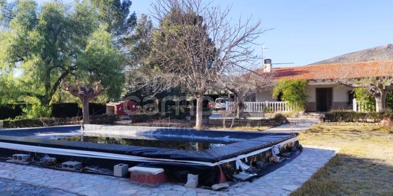 ​¿Buscas una inversión rural con potencial? Esta casa de campo en venta en Muro de Alcoy es perfecta para ti