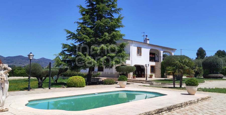 Finca en un entorno maravilloso con excelentes vistas al Montcabrer y a la Sierra del Benicadell